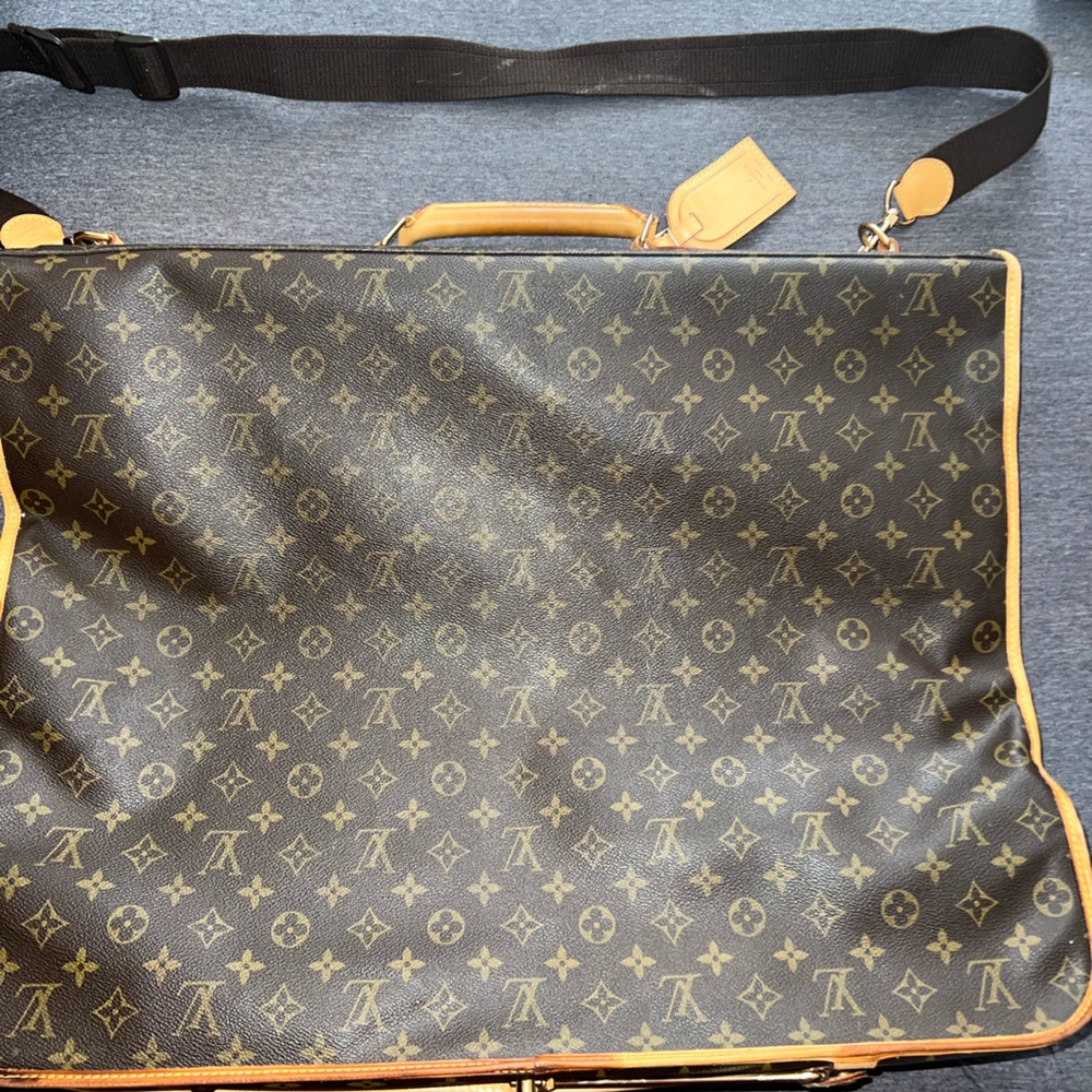Lv garment carrier
